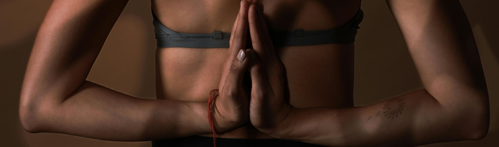 Zihin yönetimi, hayatınızın kontrolünü elinize almanın ve sağlıklı bir yaşam sürmenin en temel anahtarıdır. Gün içinde zihninizden geçen binlerce düşünce, hissettiğiniz duyguları ve aldığınız kararları doğrudan etkiler. Bu yoğun zihinsel akışı doğru yönettiğinizde, kalıcı bir ruhsal denge sağlarsınız. Dolayısıyla, düşüncelerinizi sakinleştirmek ve karmaşadan kurtulmak sandığınız kadar uzak veya mistik bir hedef değildir. Hemen şimdi, ayakları yere basan pratiklerle dikkatinizi bedeninize vererek bu gerçek dönüşüme başlayabilirsiniz.